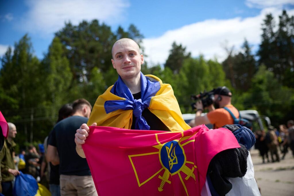Ukrainian service members arrive home after release from Russian captivity in the 76th prisoner exchange, 26 June 2026. Photo: Zelenskyy
