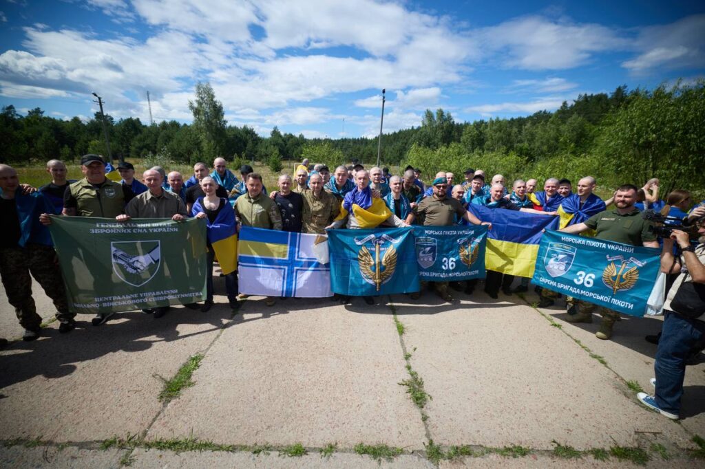 Ukrainian service members arrive home after release from Russian captivity in the 76th prisoner exchange, 26 June 2026. Photo: Zelenskyy