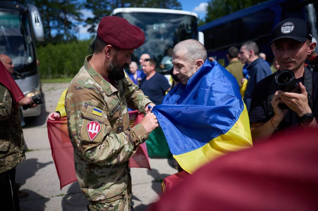 Ukrainian service members arrive home after release from Russian captivity in the 76th prisoner exchange, 26 June 2026. Photo: Zelenskyy