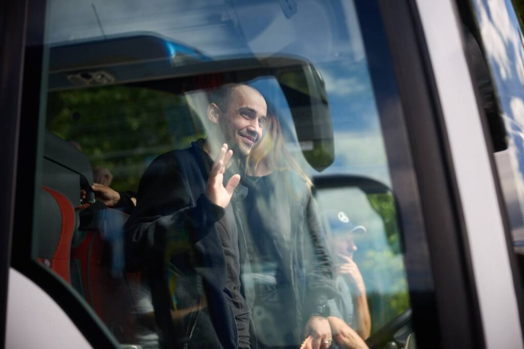 Ukrainian service members arrive home after release from Russian captivity in the 76th prisoner exchange, 26 June 2026. Photo: Zelenskyy