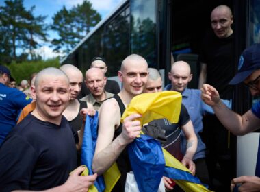 Ukrainian service members arrive home after release from Russian captivity in the 76th prisoner exchange, 26 June 2026. Photo: Zelenskyy