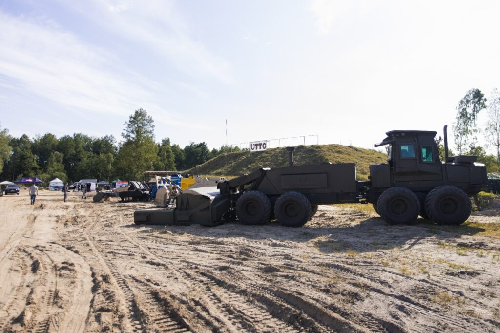 The image shows the ScanJack 3500 demining machine. Source: ArmyInform