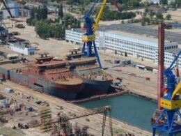 crimea isolation sbu hits two russian spy ships s-400 occupied kerch 2760 cars piled up trying get off peninsula · post cable volga vyatka project 15310 dock zatoka shipbuilding plant