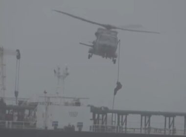 france's navy boards sanctioned russian oil tanker atlantic · post uniformed personnel descend rope helicopter onto tagor during boarding 31 2026 затримання нафтового танкера французькими вмс 1 червня року джерело