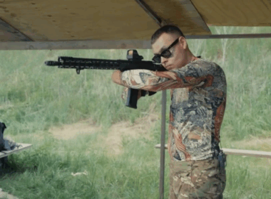 Ukrainian producers, based on the idea of veteran Nazar Bokii, developed an adaptive carbine for people without hands. Source: ArmyTV