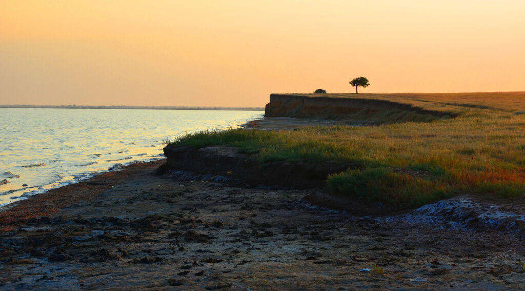 Coast of Tuzlivsky Lymany (Tuzly Lagoons) National Park in Ukraine's Odesa Oblast. Photo via Wikimedia Commons