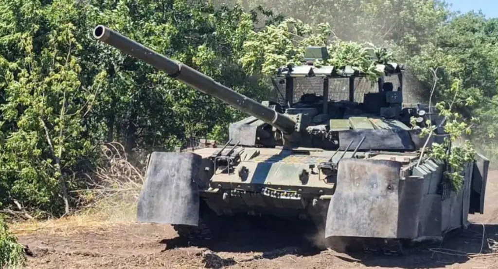 T-72B3A tank equipped with the Arena-M active protection system (APS). Photo: iz.ru/Dmitry Astrakhan