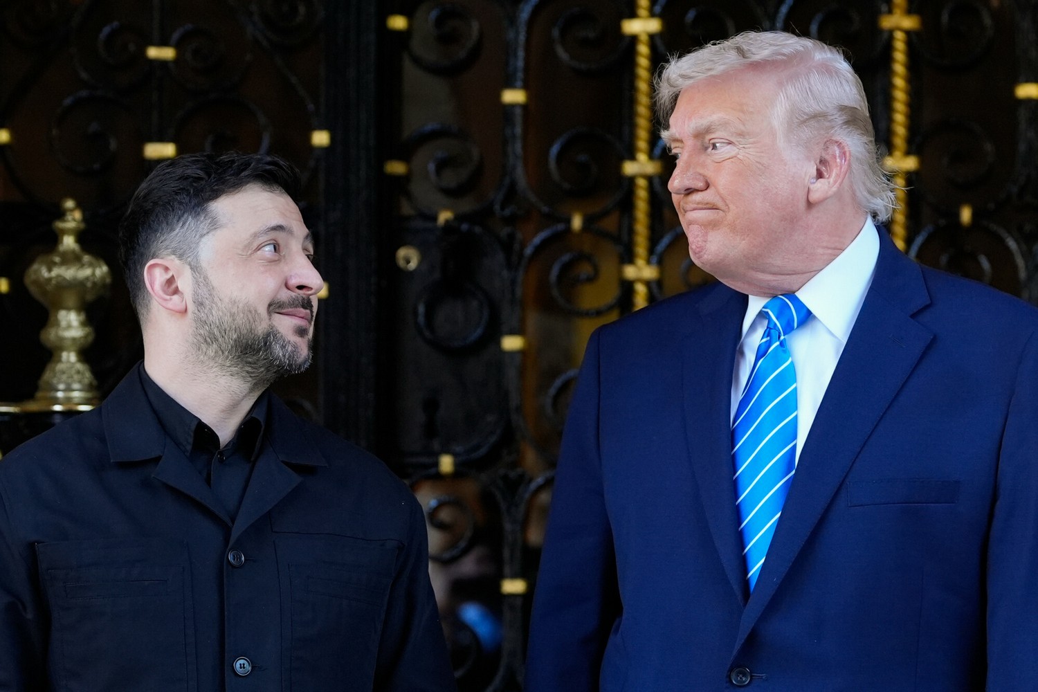President Donald Trump greets Ukraine's President Volodymyr Zelenskyy at his Mar-a-Lago club, Sunday, Dec. 28, 2025, in Palm Beach, Fla. AP Photo/Alex Brandon/Eastnews