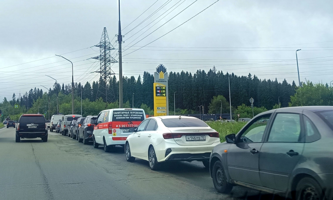 Russia’s Fuel Crisis Deepens: Drone Strikes Knock Out 42% of Refining Capacity, Sparking QR Code Rations and 18-Hour Gas Queues