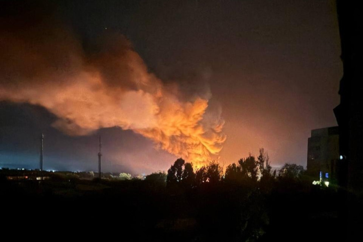Smoke rises over occupied Luhansk after a reported Ukrainian strike on a Russian military fuel truck parking area, 22-23 July 2026. Photo: Hochu Dodomu
