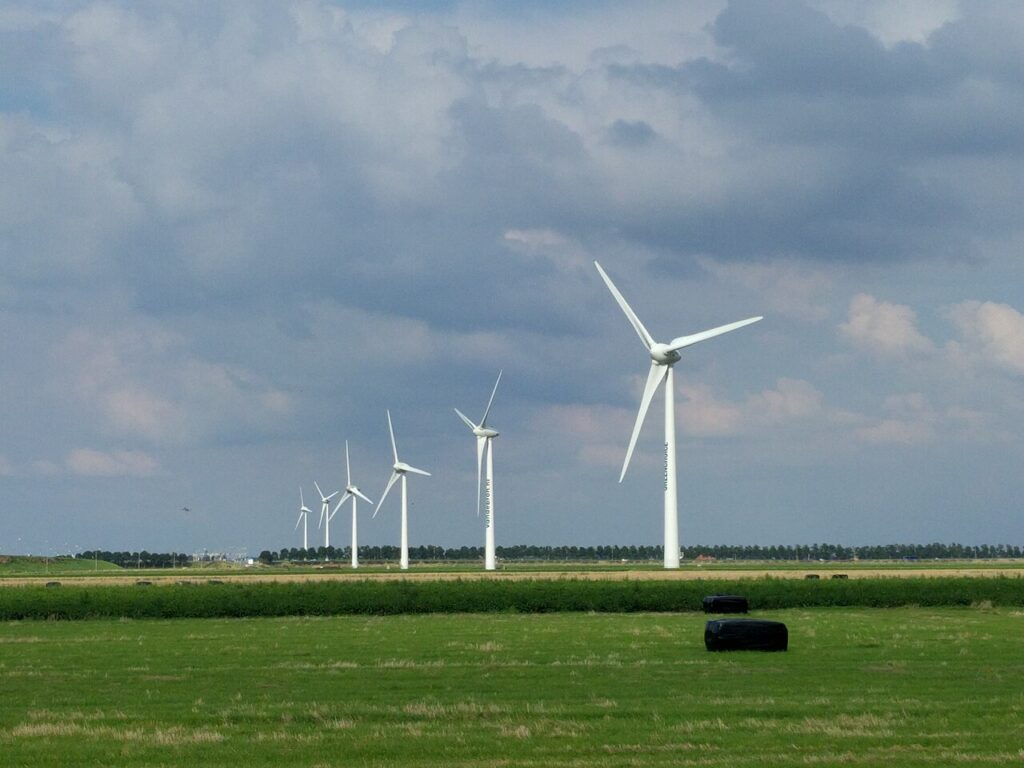 netherlands sending its worn-out wind turbines ukraine instead scrapheap · post near weteringbrug rudolphous / nederlands windmolens maken overuren aan de lisserweg bij news ukrainian reports