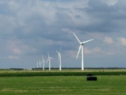 netherlands sending its worn-out wind turbines ukraine instead scrapheap · post near weteringbrug rudolphous / nederlands windmolens maken overuren aan de lisserweg bij news ukrainian reports