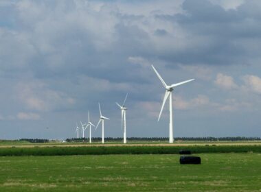netherlands sending its worn-out wind turbines ukraine instead scrapheap · post near weteringbrug rudolphous / nederlands windmolens maken overuren aan de lisserweg bij news ukrainian reports
