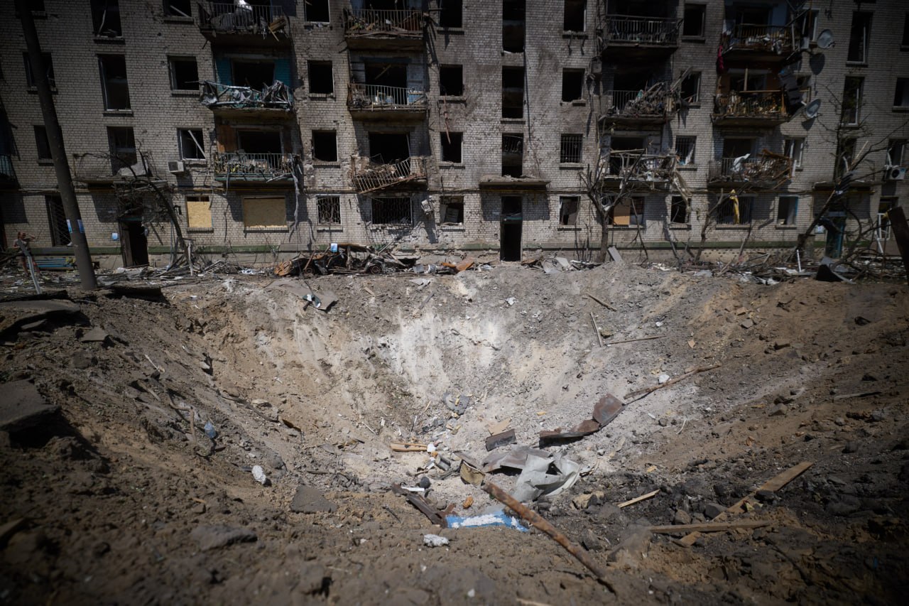 The image shows a giant crater formed by a Russian missile in Kyiv on 3 June 2026. Source: Ukraine's State Emergency Service