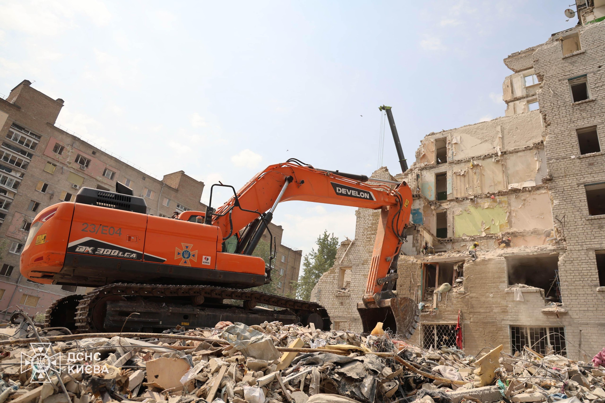 Emergency workers searching for people under rubble at the site of a Russian missile strike in Kyiv's Darnytskyi district on 3 July 2026. Photo: Ukraine's State Emergency Service