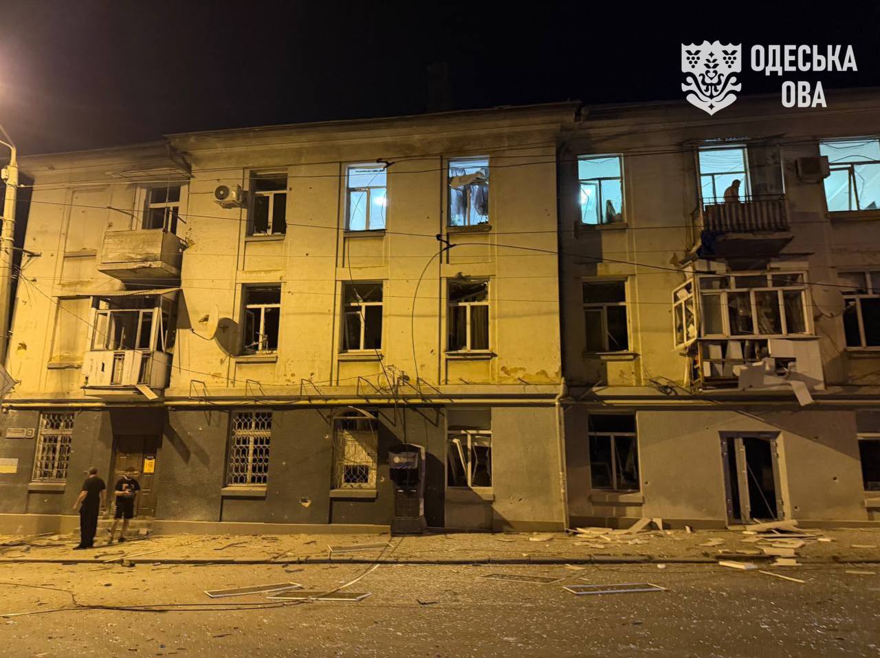 The image shows Ukrainian rescuers who are trying to save a civilian hit by a Russian strike on Odesa on 16 July 2026. Source: Kiper