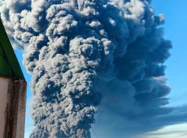 The black smoke somes from the Wildberries warehouse in Moscow Oblast. Image: Exilenova_Plus