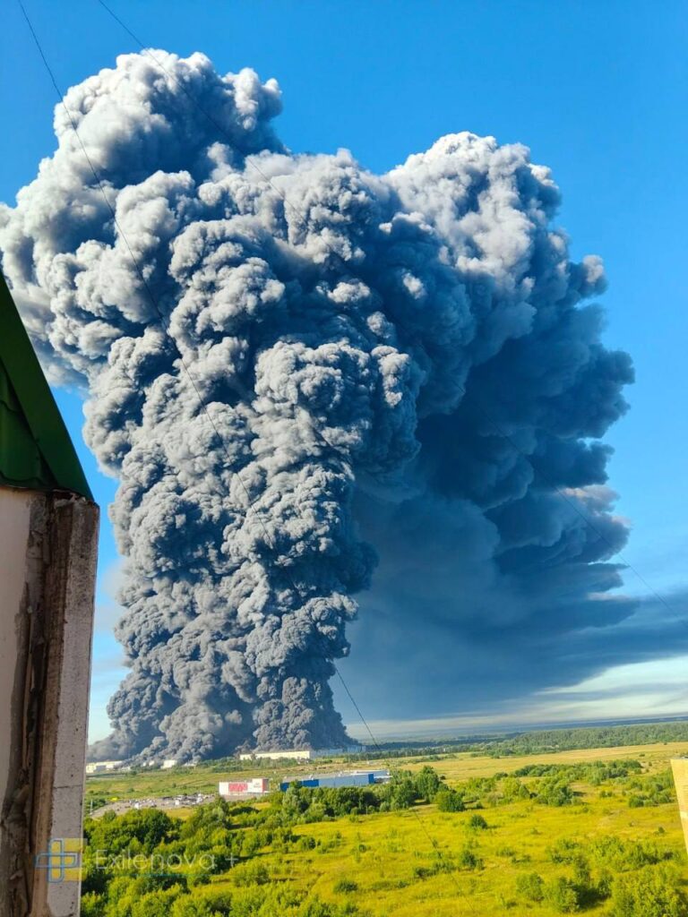 The black smoke somes from the Wildberries warehouse in Moscow Oblast. Image: Exilenova_Plus