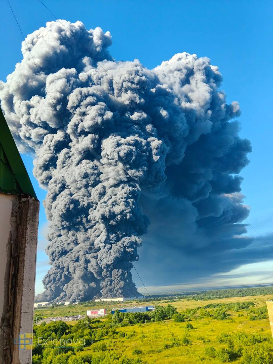 The black smoke somes from the Wildberries warehouse in Moscow Oblast. Image: Exilenova_Plus