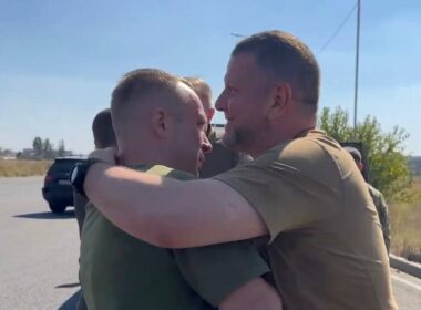 The image shows former Commander-in-Chief of the Armed Forces of Ukraine Oleksandr Syrskyi and former Commander-in-Chief of the Armed Forces of Ukraine Valerii Zaluzhnyi. Source: Zaluzhnyi