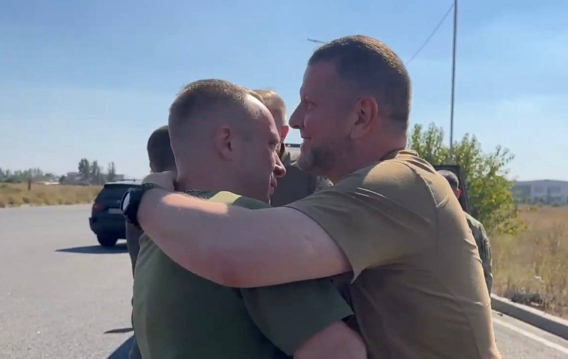 The image shows former Commander-in-Chief of the Armed Forces of Ukraine Oleksandr Syrskyi and former Commander-in-Chief of the Armed Forces of Ukraine Valerii Zaluzhnyi. Source: Zaluzhnyi