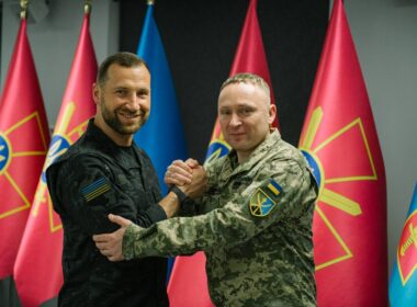 Acting Defense Minister Yevhenii Khmara at the meeting the new Commander-in-Chief, Major General Mykhailo Drapatyi. Source: The Ukrainian Defense Ministry