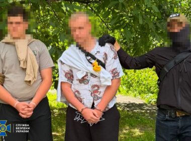 SBU officers detained two suspects accused of illegally registering 76 Starlink satellite internet terminals for Russian forces, according to Ukraine's Security Service. Photo: SBU