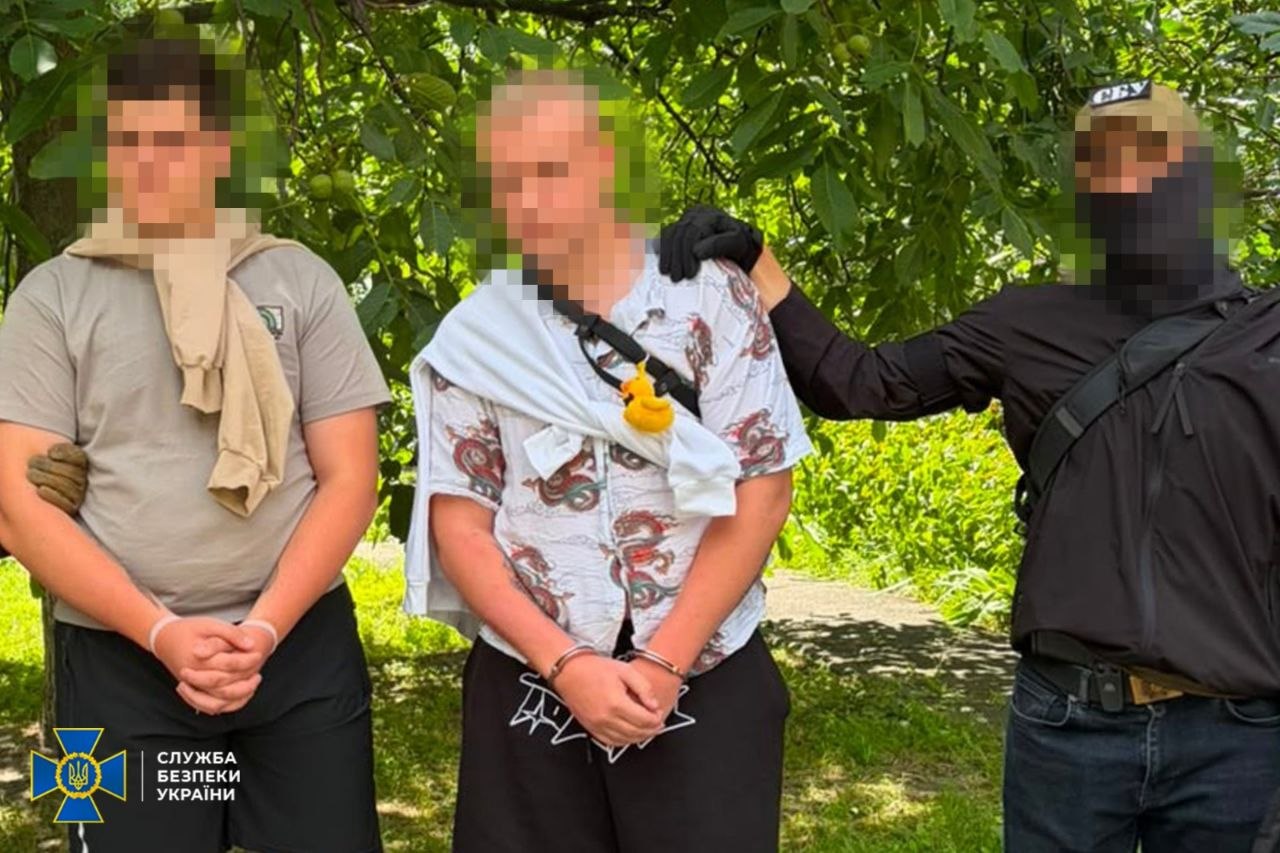 SBU officers detained two suspects accused of illegally registering 76 Starlink satellite internet terminals for Russian forces, according to Ukraine's Security Service. Photo: SBU
