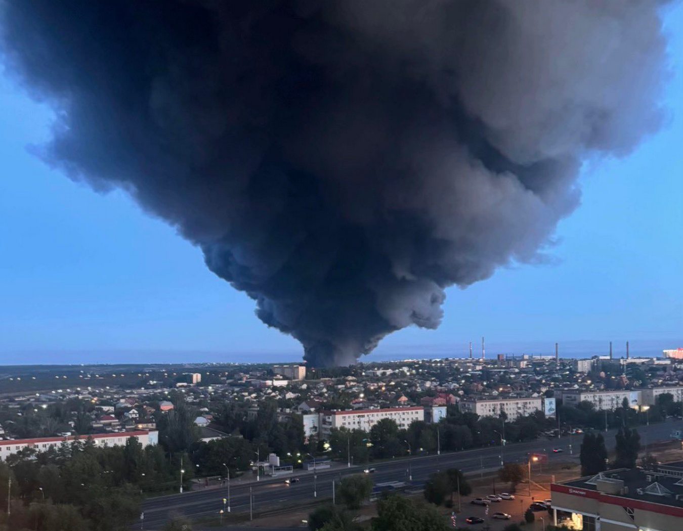 drones hit volgograd kept flying 1100 km tatarstan · post large fire sends up black smoke over russia after ukrainian drone strike wildberries logistics center 31 2026 x/@bayraktar_1love bayraktar_1love hoivgso