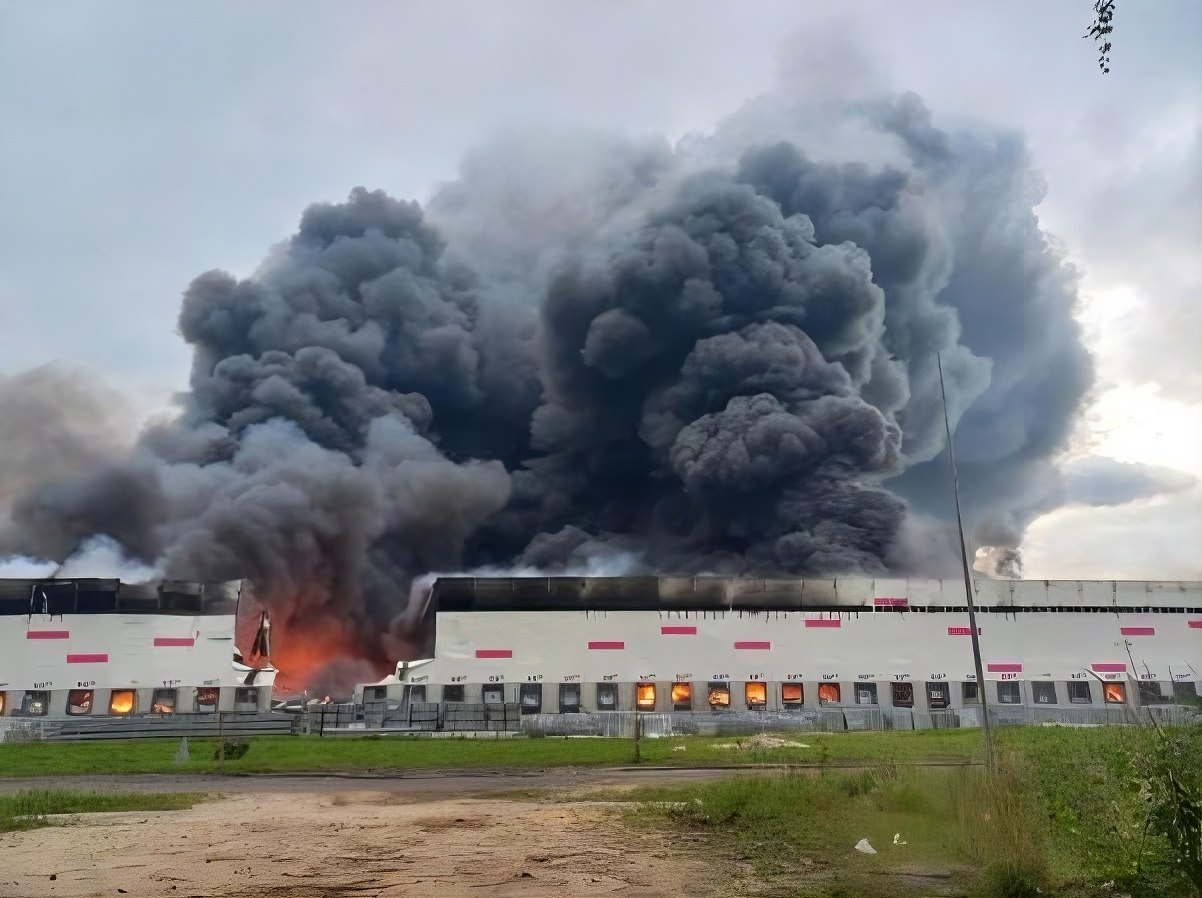 ukraine's defense forces sent fp-1 drones ryazan—a refinery warehouse burned · post fire wildberries logistics center ryazan russia 29 2026 пожежа на логістичному центрі рязань рф липня фото exilenova+ ukraine