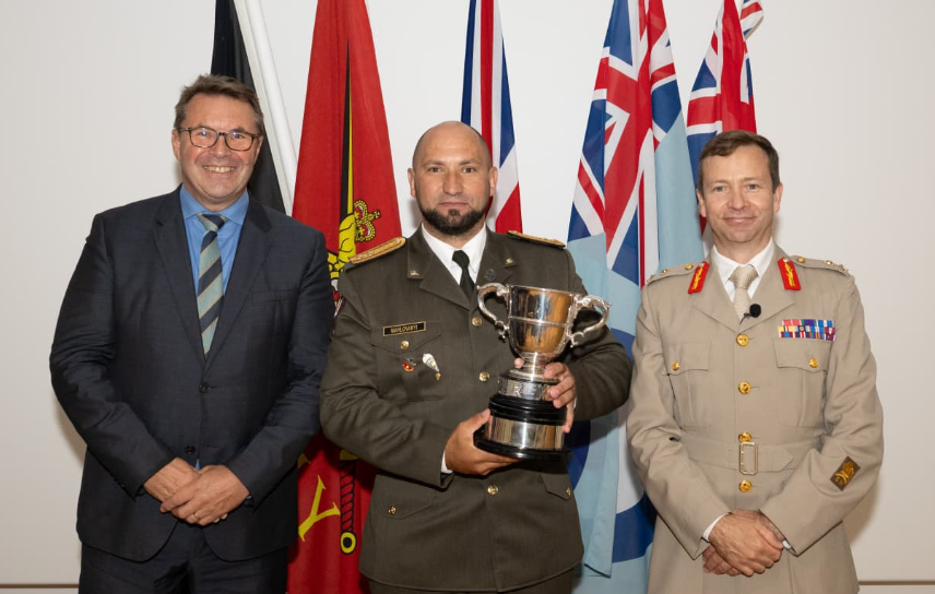 Ukrainian Lieutenant Colonel Serhii Mahlovanyi wins the top prize of the Advanced Command and Staff Course in the UK. Source: The UK Defense Ministry