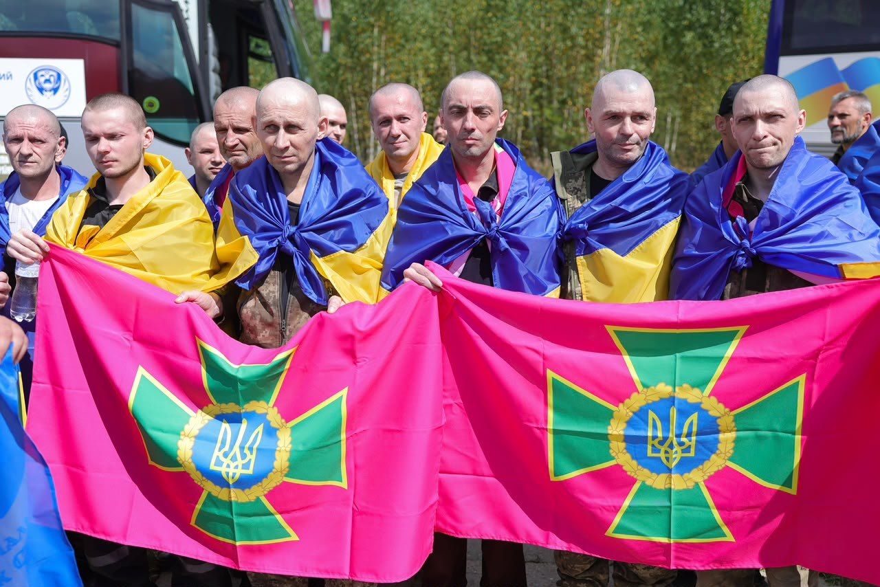 two officers 101 soldiers—ukraine's newest homecoming russian cells · post released ukrainian defenders hold state border guard service flags after return captivity 19 2026 2 pow exchange іван вигівський мвс5199720694441253107