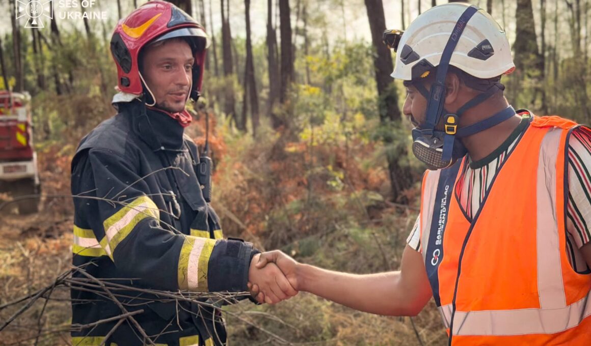 A Ukrainian and a French firefighter are shaking hands during the mission in France. Source: The Ukrainian State Emergency Service