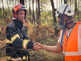 A Ukrainian and a French firefighter are shaking hands during the mission in France. Source: The Ukrainian State Emergency Service