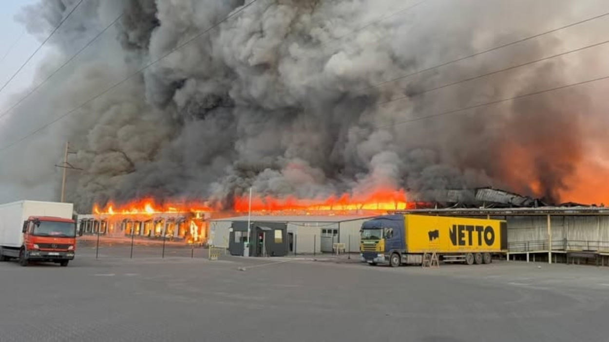 A fire burns at a Nova Poshta fulfillment and sorting center in Sviatopetrivske, Kyiv Oblast, after a Russian drone strike on 28 August 2026. More than 60,000 books were destroyed in the attack. Photo: Readeat