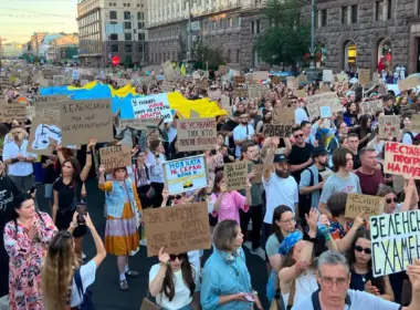 A column of protesters demanding reinstatement of Mykhailo Fedorov as Defense MInister walks in vul. Khreschatyk in Kyiv, 1 August 2026. Photo: Serge Kostezh/Kyivpost