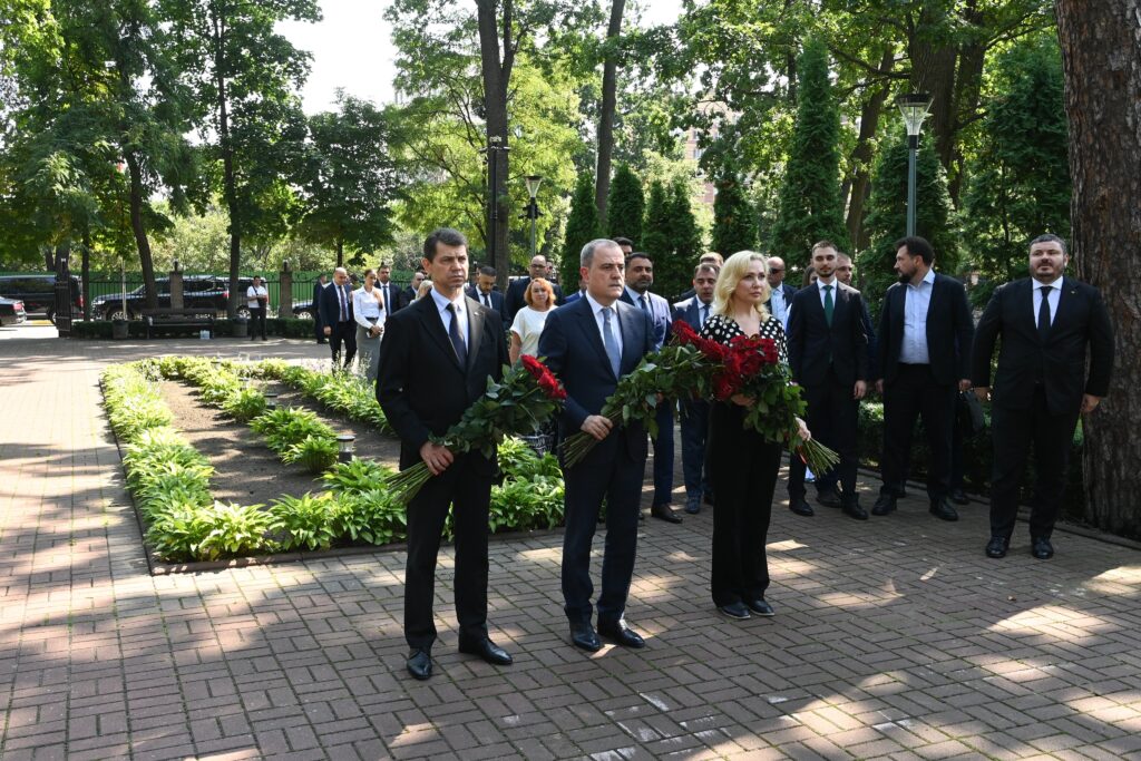 Azerbaijan's FM visited Irpin, town that stopped Russia's drive on Kyiv, and offered gas supplies