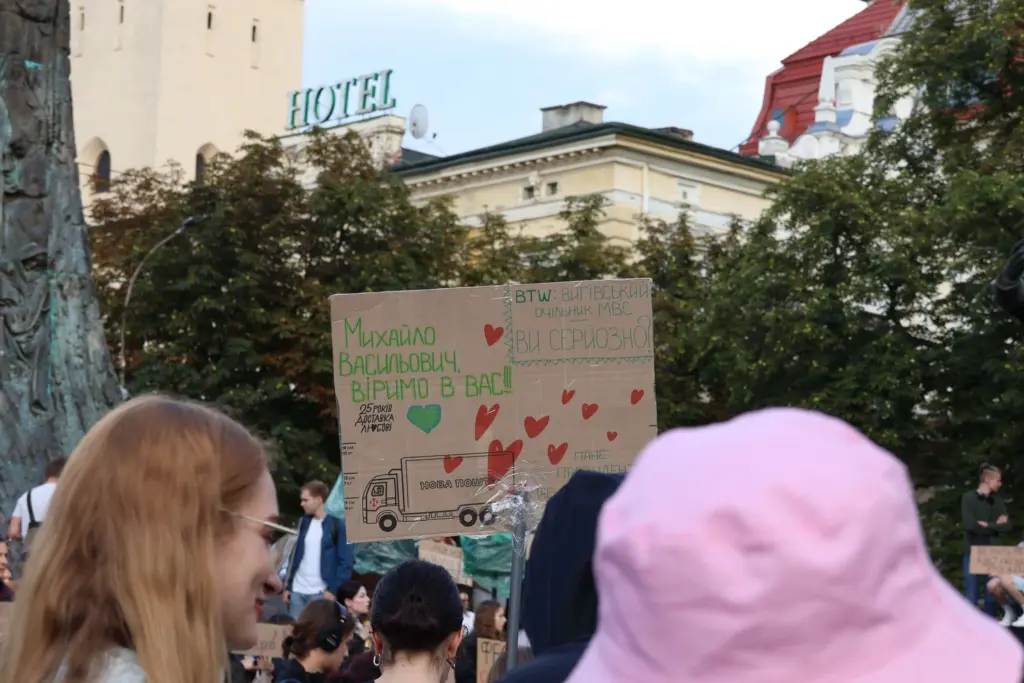 Protesters demand Mykhailo Fedorov is reinstated as defense minister in Lviv. Photo: Solomia Stanovych