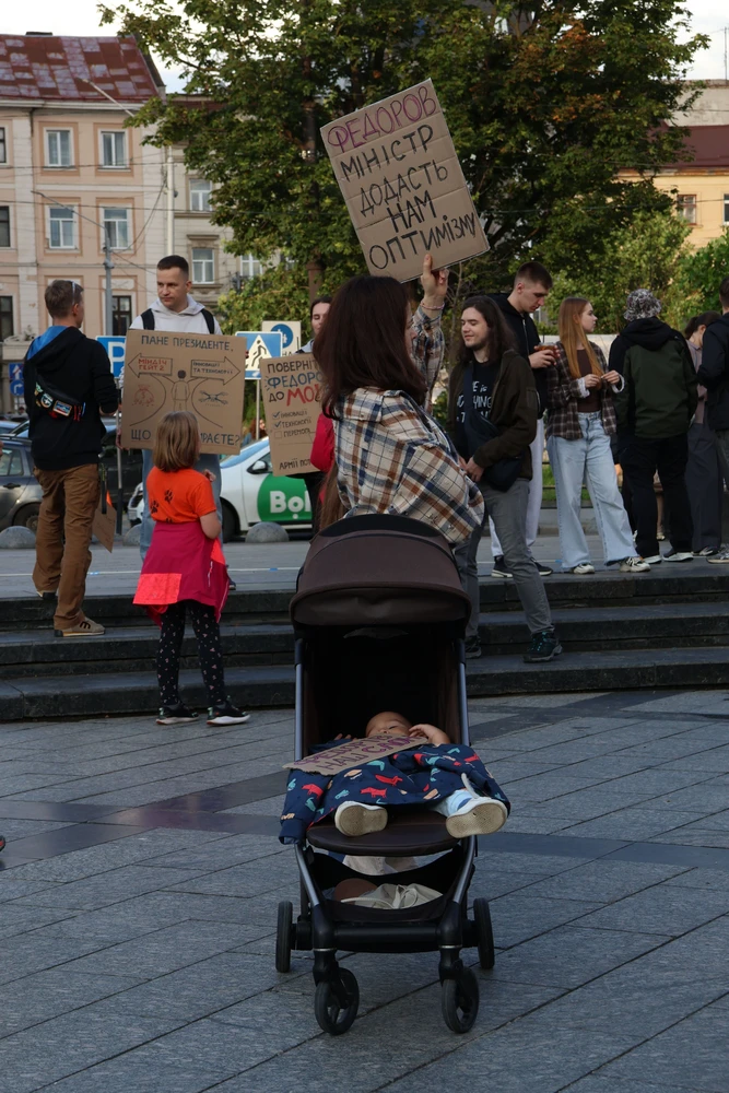 Protesters demand Mykhailo Fedorov is reinstated as defense minister in Lviv. Photo: Solomia Stanovych