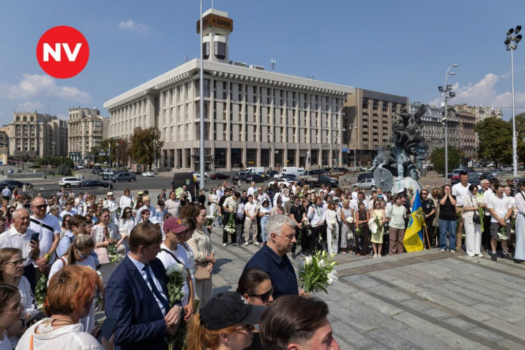 People gather to pay their respects to 20-year-old volunteer Vitalina Yarovenko, who was killed in a Russian double-tap strike on Kyiv. Independence Square, Kyiv, 4 Aug. 2026. Photo: Serhii Okuniev/NV