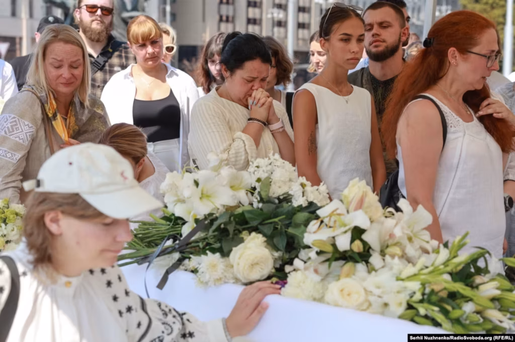 People gather to pay their respects to 20-year-old volunteer Vitalina Yarovenko, who was killed in a Russian double-tap strike on Kyiv. Independence Square, Kyiv, 4 Aug. 2026. Photo: Serhii Nuzhnenko/RadioSvoboda.org (RFE/RL)