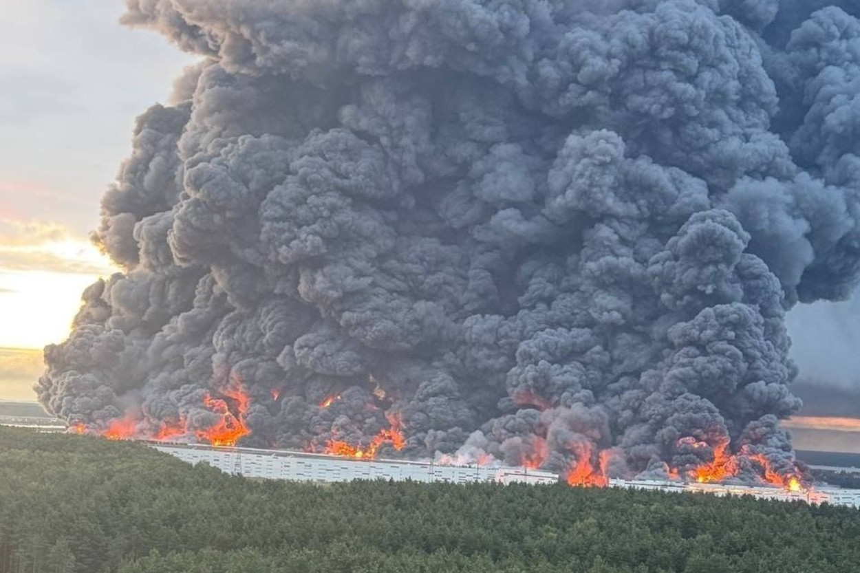 Wildberries warehouse burning in Russia's Koledino following a Ukrainian drone strike, 16 August 2026. Photo: Exilenova+