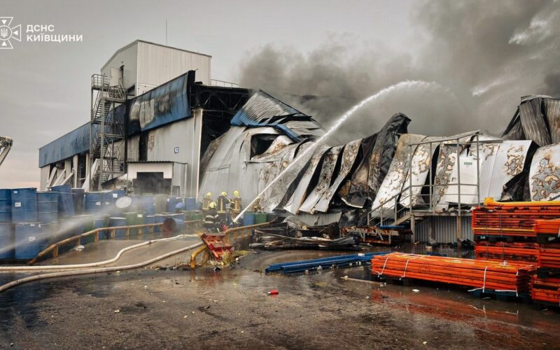 Ukrainian firefighters respond to a blaze at warehouses hit by a Russian drone strike in Kyiv Oblast’s Brovary district, 18 August 2026. Photo: Ukraine's State Emergency Service