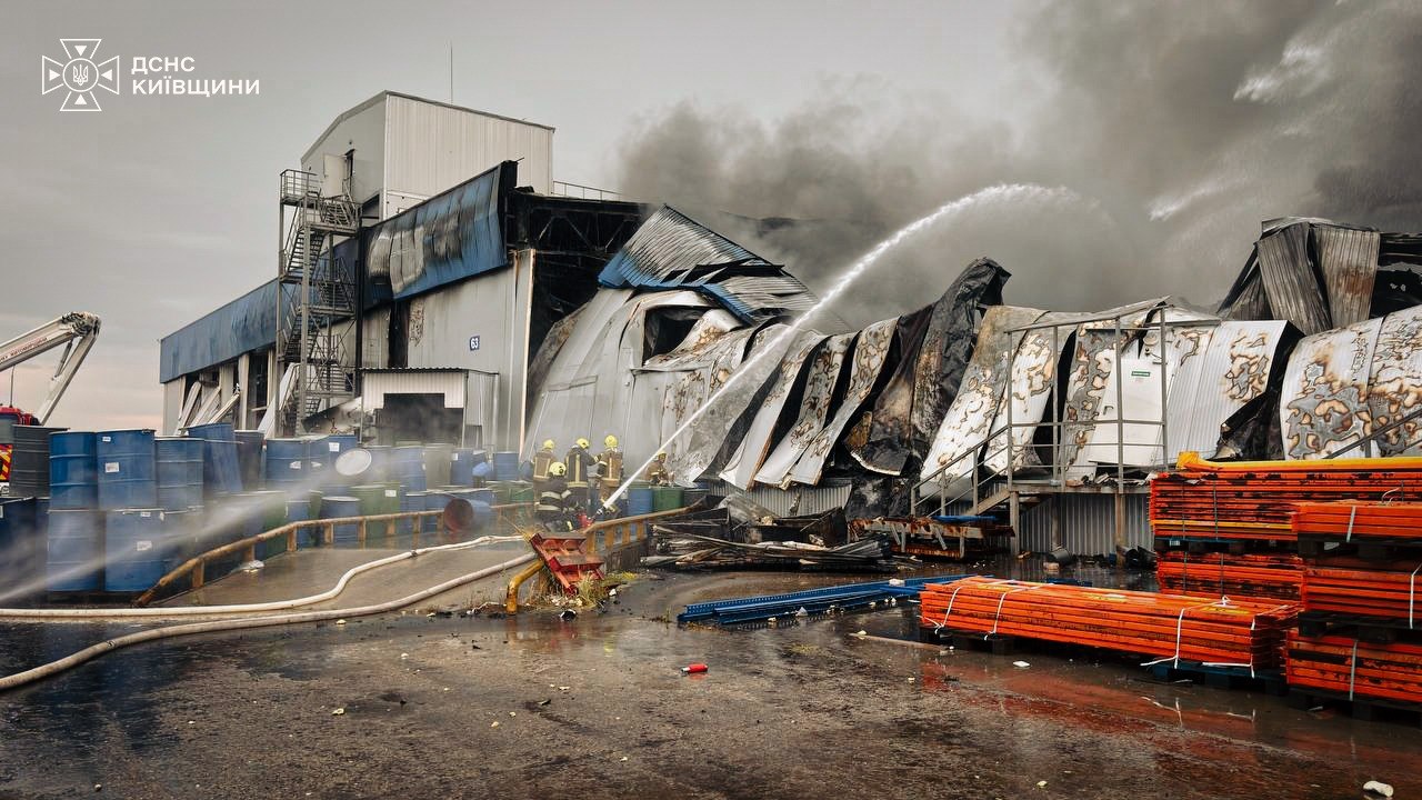 Ukrainian firefighters respond to a blaze at warehouses hit by a Russian drone strike in Kyiv Oblast’s Brovary district, 18 August 2026. Photo: Ukraine's State Emergency Service