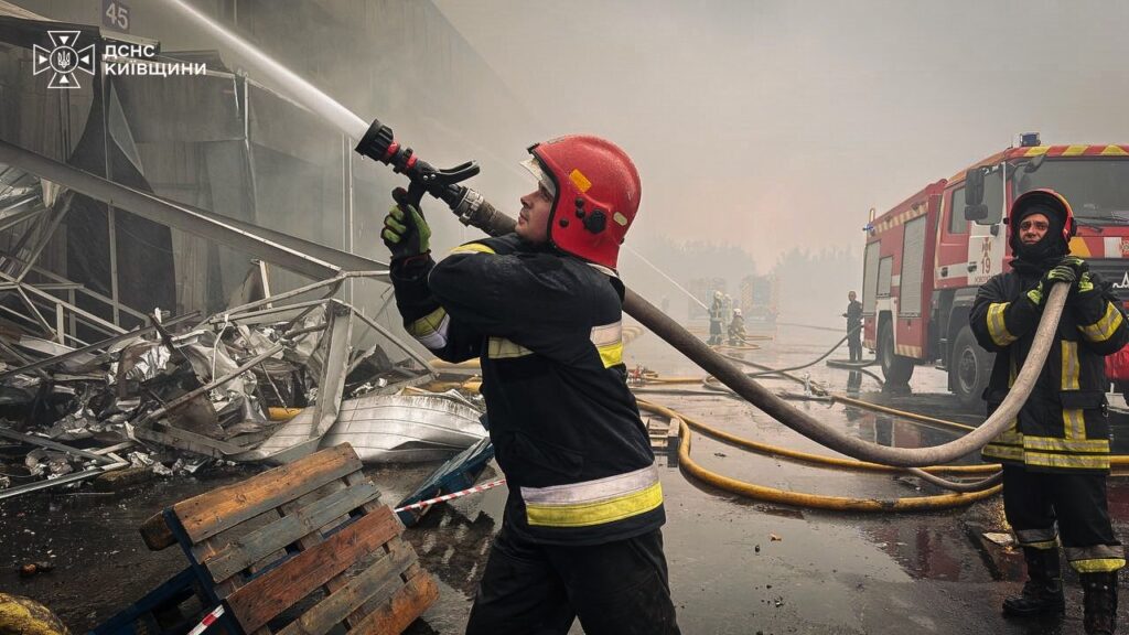 Ukrainian firefighters respond to a blaze at warehouses hit by a Russian drone strike in Kyiv Oblast’s Brovary district, 18 August 2026. Photo: Ukraine's State Emergency Service