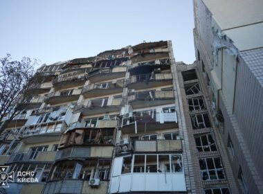 Apartment building damaged from a massive Russian aerial attack on Kyiv, Ukraine, 20 August 2026. Photo: Ukraine's State Emergency Service