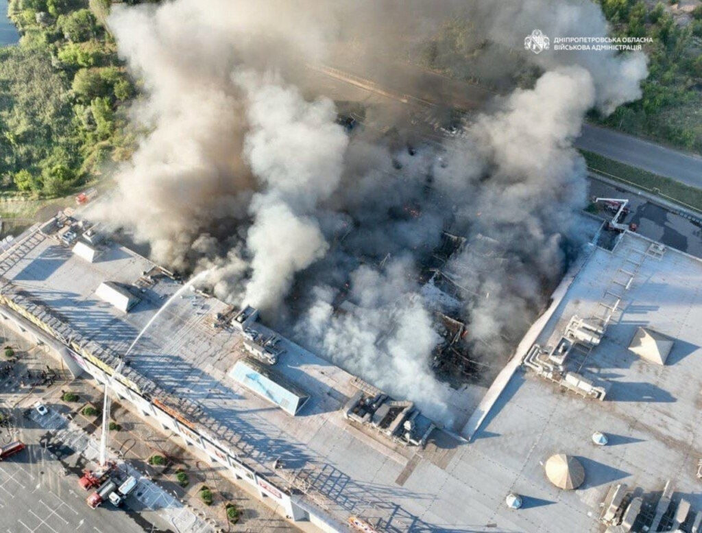 A shopping center burns after a Russian drone attack in Kryvyi Rih, Dnipropetrovsk Oblast, Ukraine, on 21 August 2026. Photo: Oleksandr Hanzha