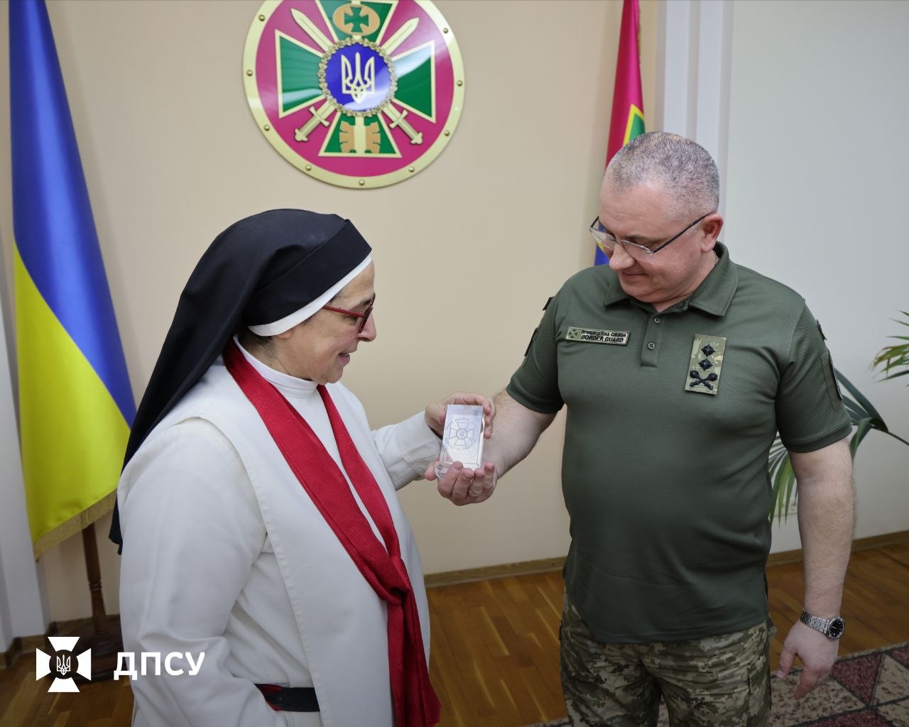 Sister Lucía Caram from the the Spanish Santa Clara Convent Foundation is receiving an award from the Ukrainian State Border Guard Service. Source: Ukrainian State Border Guard Service