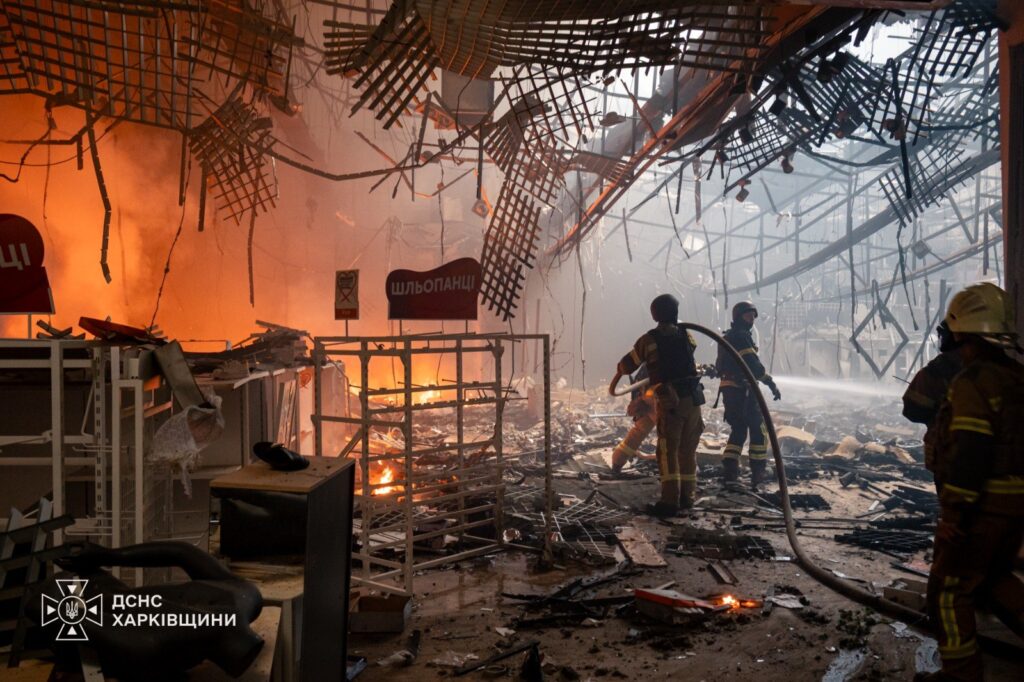 Emergency workers respond to a Russian strike on a shopping center in Kharkiv, Ukraine, on 28 August 2026. Photo: Ukraine’s State Emergency Service