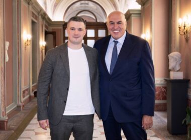 Former Ukrainian Defense Minister Mykhailo Fedorov during a meeting with Italian Defense Minister Guido Crosetto. Source: Fedorov